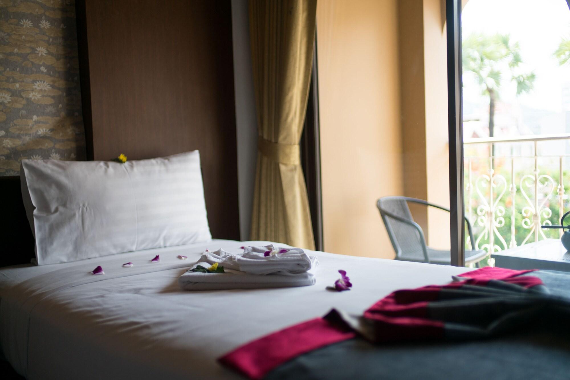 Hotel Minatale Phuket à Patong Extérieur photo